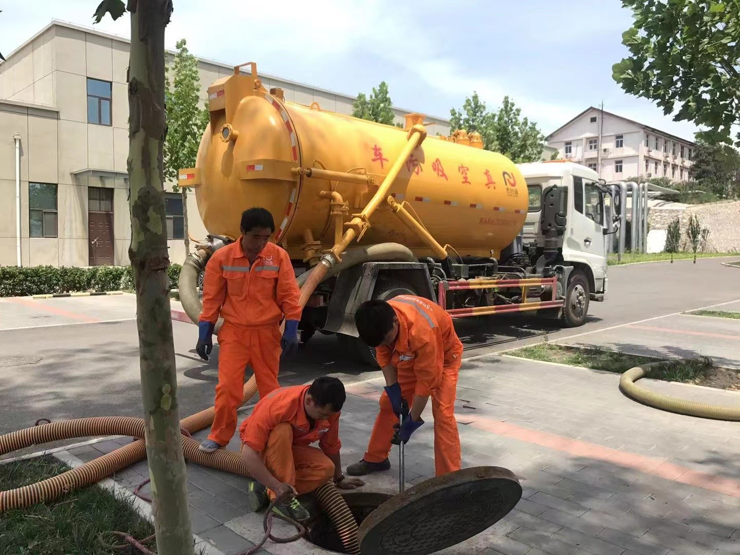 杭锦后管道疏通车停在窨井附近