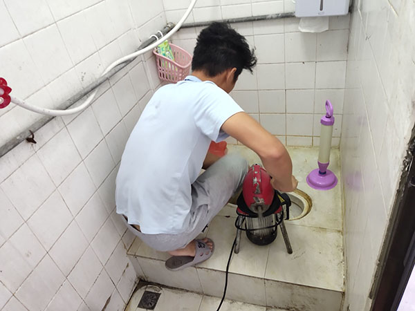 杭锦后管道堵塞冒臭气 专业师傅现场解决问题