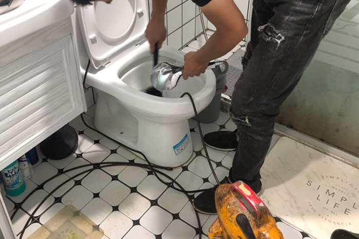 杭锦后马桶堵塞自己疏通还是找师傅?专业上门服务让你省时更省心