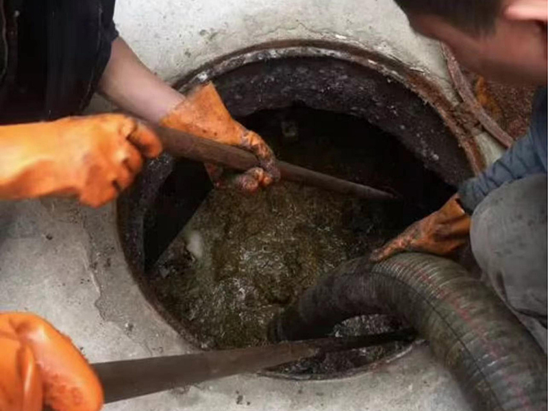 杭锦后清理化粪池时如何避免沼气的危害?